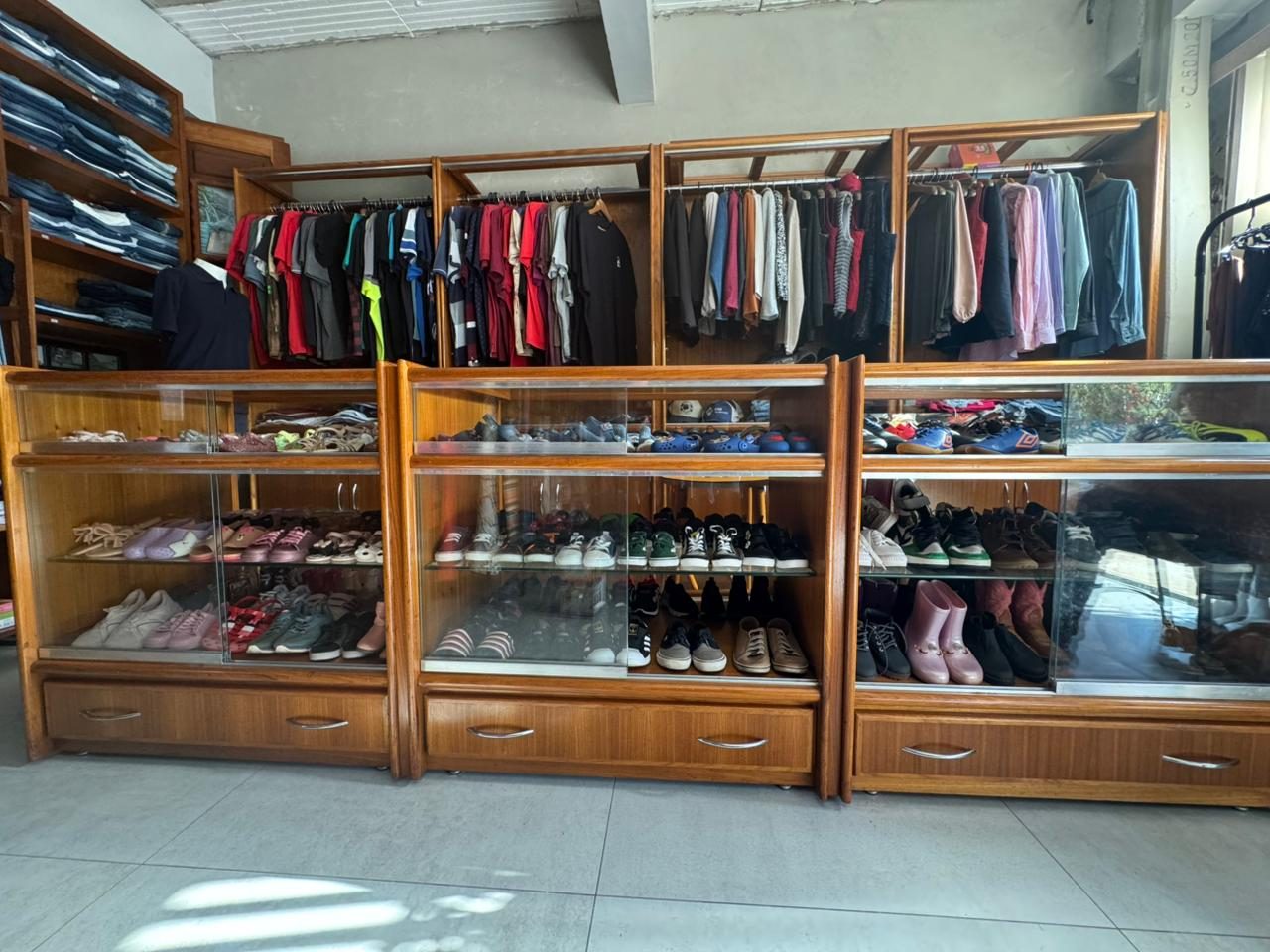 Vitrine de sapatos e araras de roupas do Brechó da Lola em Bauru