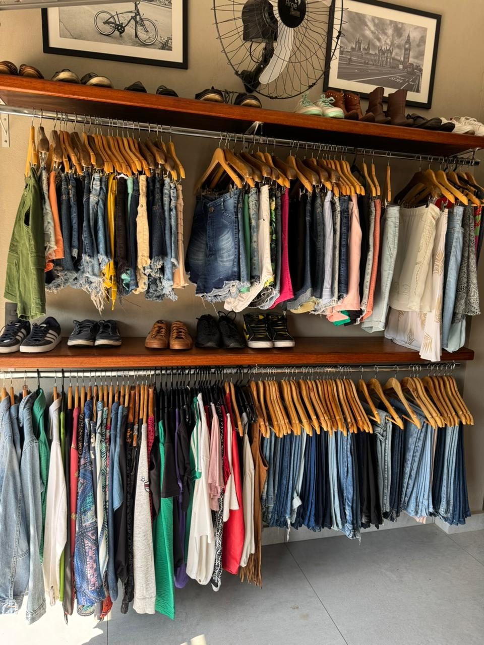 Arara com roupas coloridas penduradas no Brechó da Lola