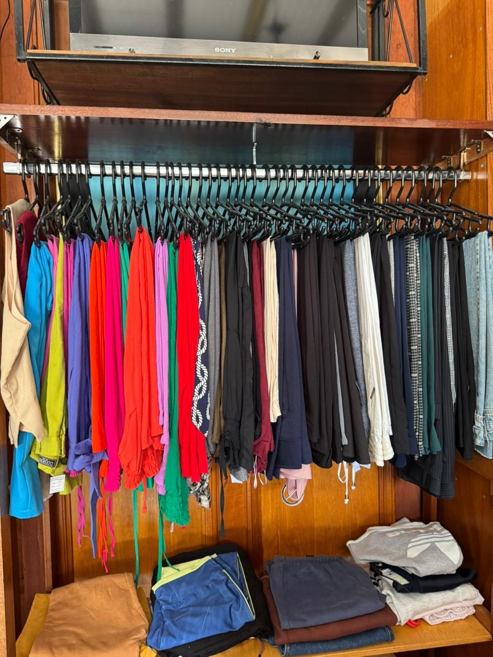 Vitrine de tênis e calçados masculinos no Brechó da Lola